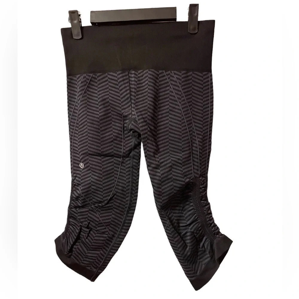 LULULEMON IN THE FLOW CROPPED HEATHERED LEGGINGS